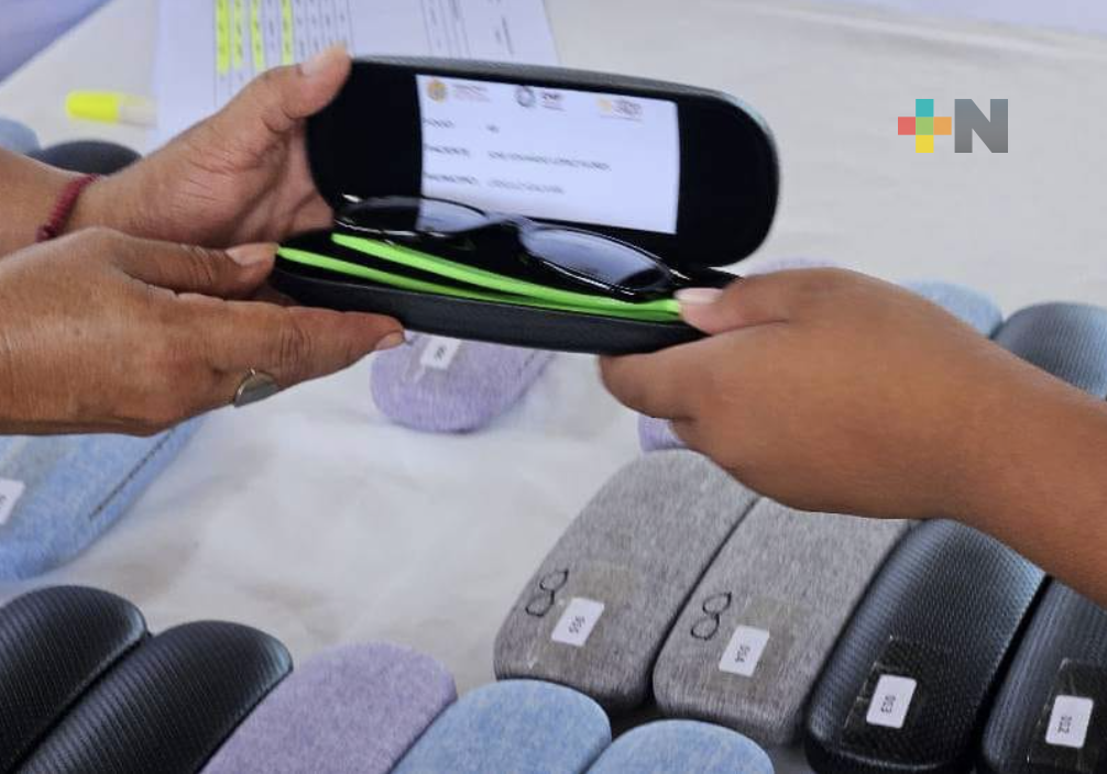 DIF Estatal entregó 300 pares de lentes gratuitos en el municipio de Zacualpan